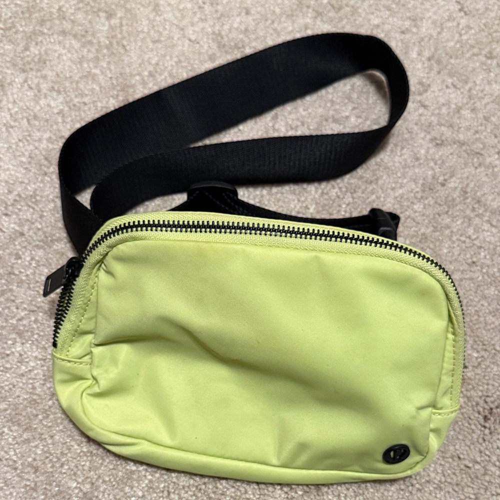 Lululemon Everywhere Belt Bag Green 1L One Size Water-Repellent Adjustable